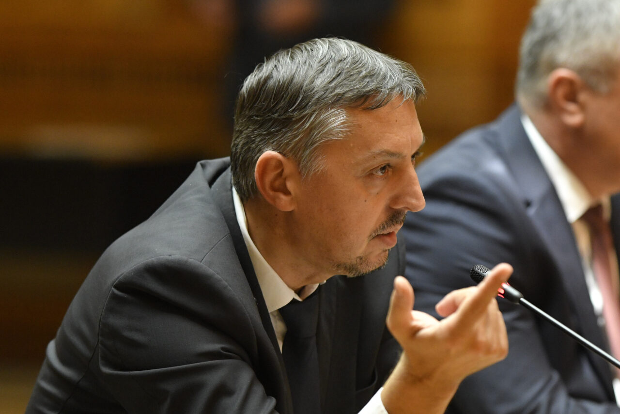 ministrul-educatiei,-daniel-david,-gata-sa-isi-dea-demisia.-daca-asta-rezolva-problema