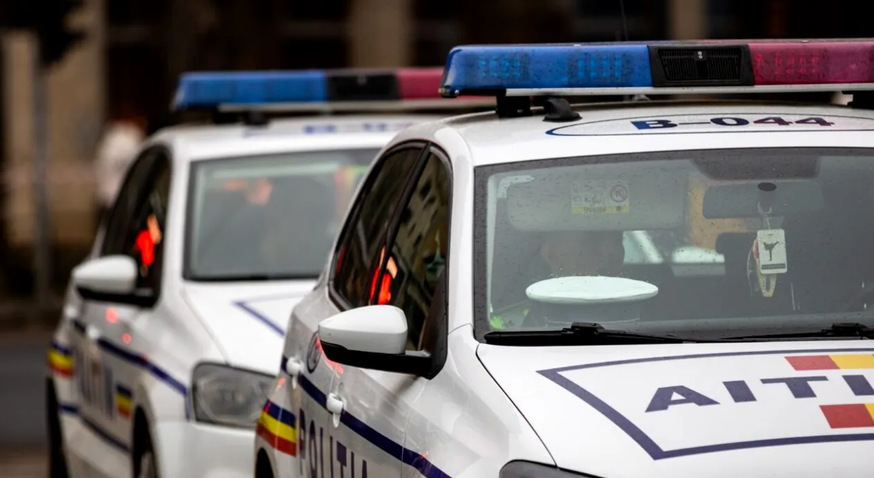 trei-tinere-au-fost-batute-intr-un-tramvai-in-bucuresti.-agresorul,-imobilizat-de-jandarmi