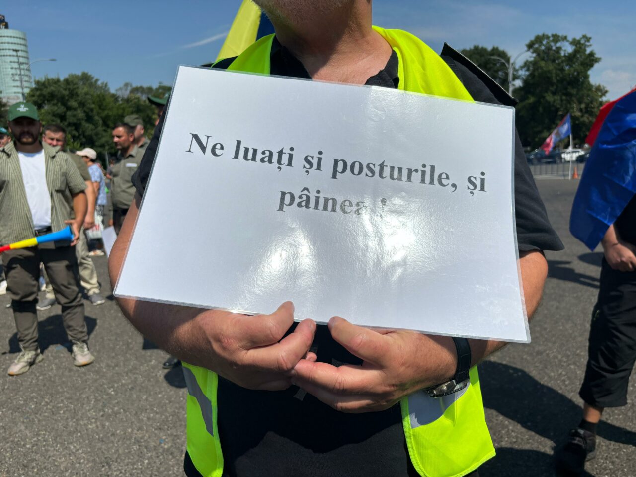 functionarii-publici,-amplu-mars-de-protest-la-poarta-lui-bolojan