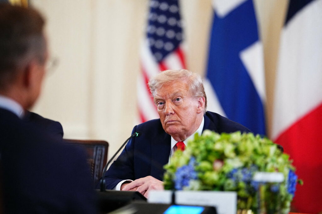 trump-a-avertizat-ca-avioanele-venezuelene-vor-fi-doborate-daca-pun-in-pericol-navele-americane