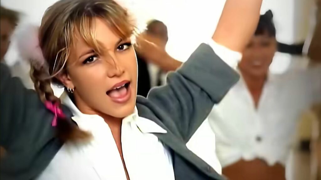 o-femeie-s-a-rasturnat-cu-masina-in-timp-ce-canta-o-melodie-a-lui-britney-spears