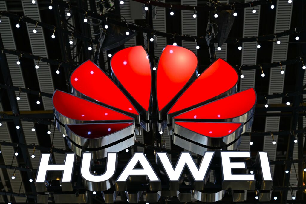 huawei-lanseaza-modelul-ai-deepseek-r1-safe,-un-chatbot-axat-pe-siguranta-si-cenzura