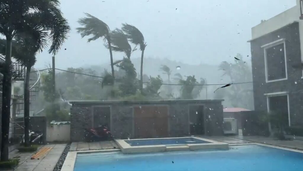 filipine:-super-taifunul-ragasa-devasteaza-tara,-peste-10.000-de-persoaneau-fost-evacuate