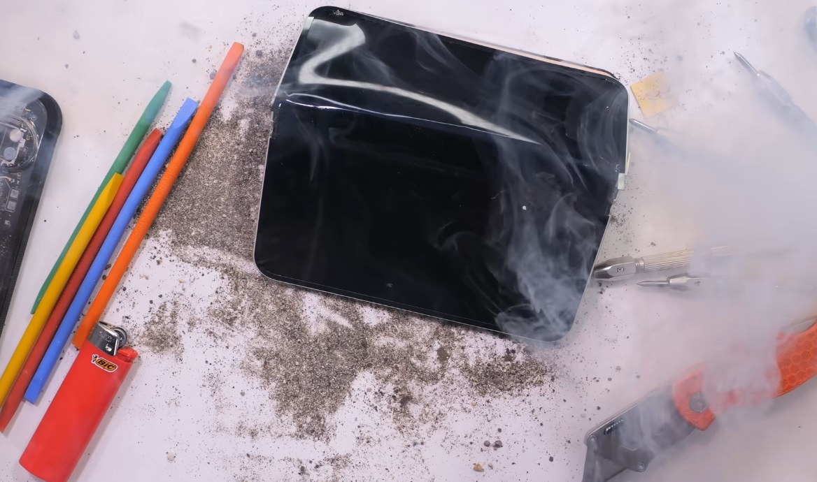 primul-smartphone-din-istorie-care-a-luat-foc-in-timpul-testului-de-rezistenta-–-video