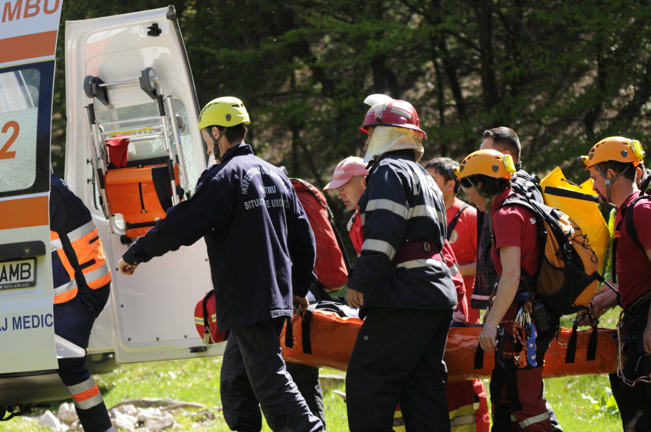 tragedie-in-muntii-fagaras.-doi-turisti-au-murit-dupa-ce-au-cazut-intr-o-rapa-pe-varful-netedu