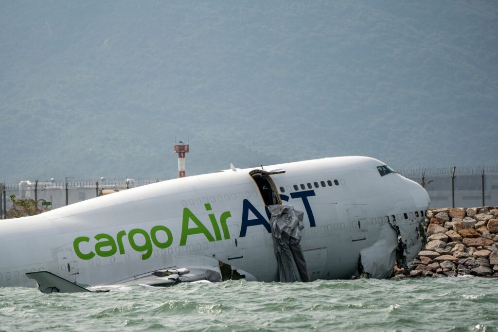epava-principala-a-avionului-cargo,-recuperata-dupa-prabusirea-mortala-la-hong-kong