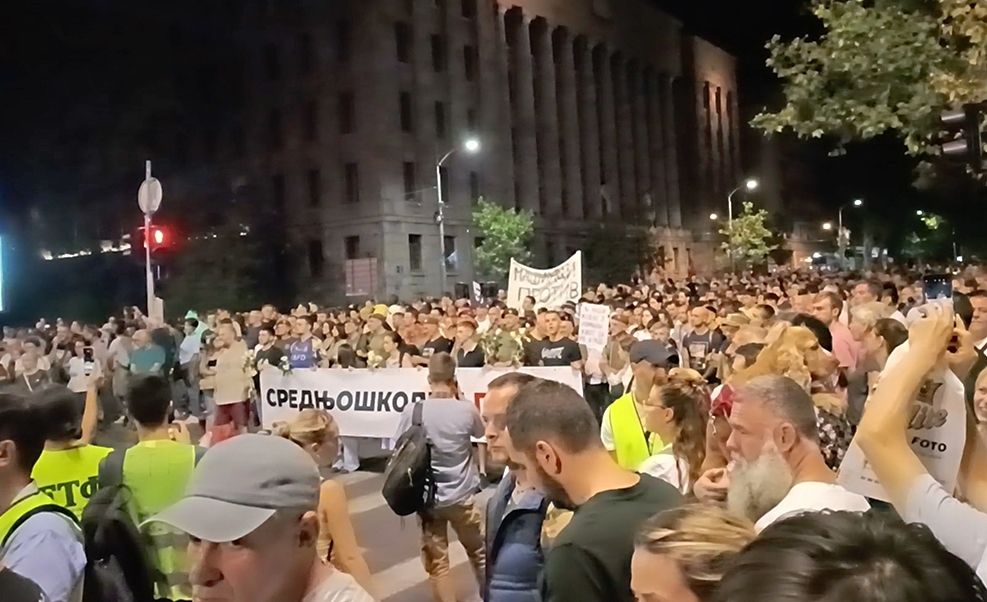 zeci-de-mii-de-sarbi-au-comemorat-victimele-de-la-gara-din-novi-sad