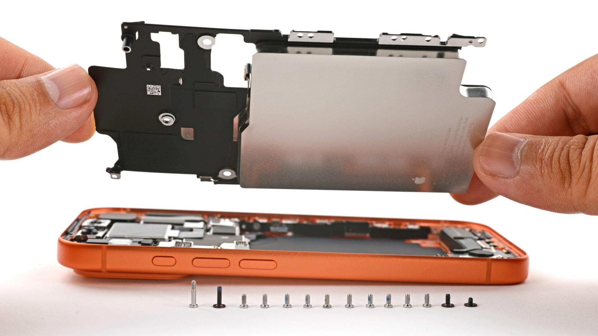 apple-a-inceput-sa-vanda-piese-de-schimb-pentru-iphone-17-si-air