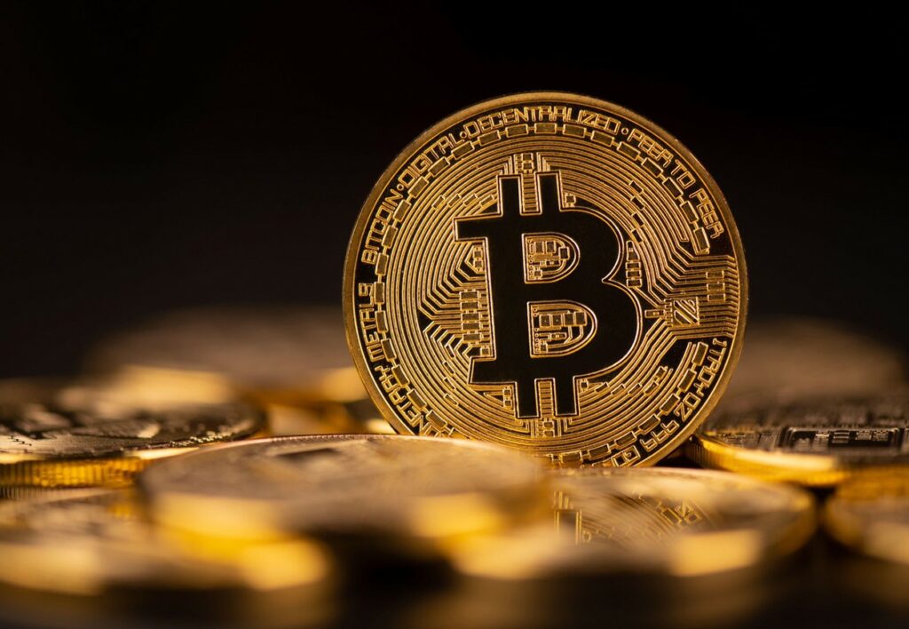 bitcoin-se-prabuseste:-piata-cripto-pierde-300-de-miliarde-de-dolari