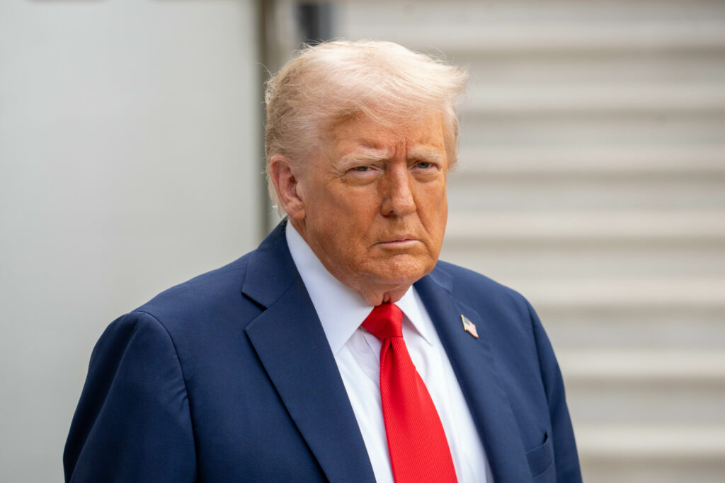 trump,-surprins-cu-ochii-inchisi-in-biroul-oval.-casa-alba-neaga-ca-presedintele-ar-fi-adormit