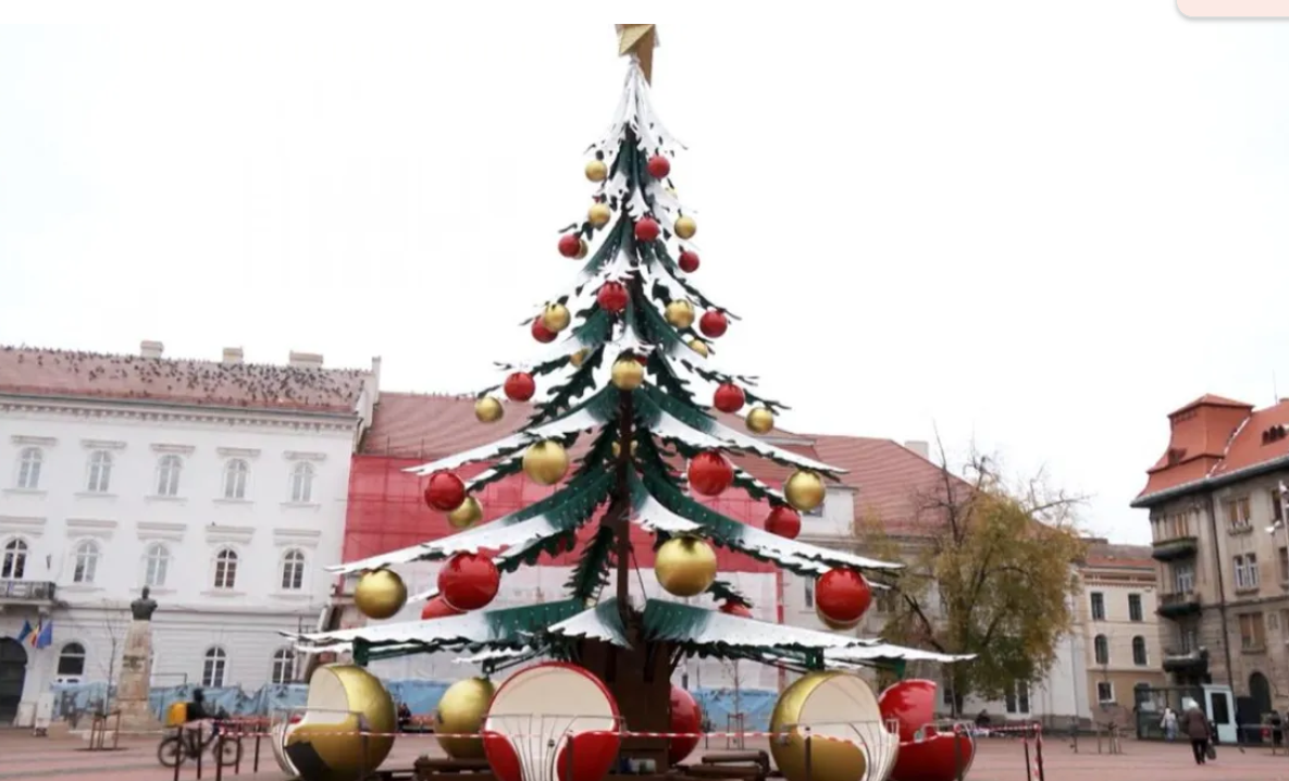 bradul-de-tinichea.-timisoara-a-mesterit-primul-monument-inoxidabil-de-craciun