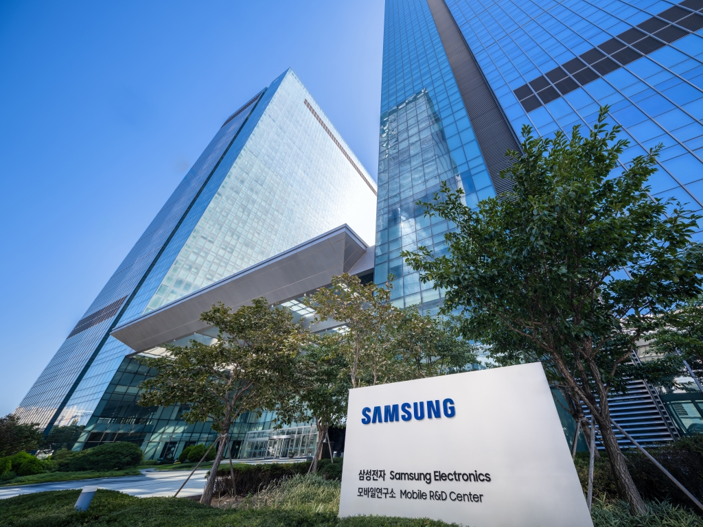 samsung-va-furniza-si-mai-multe-panouri-oled-pentru-iphone-17