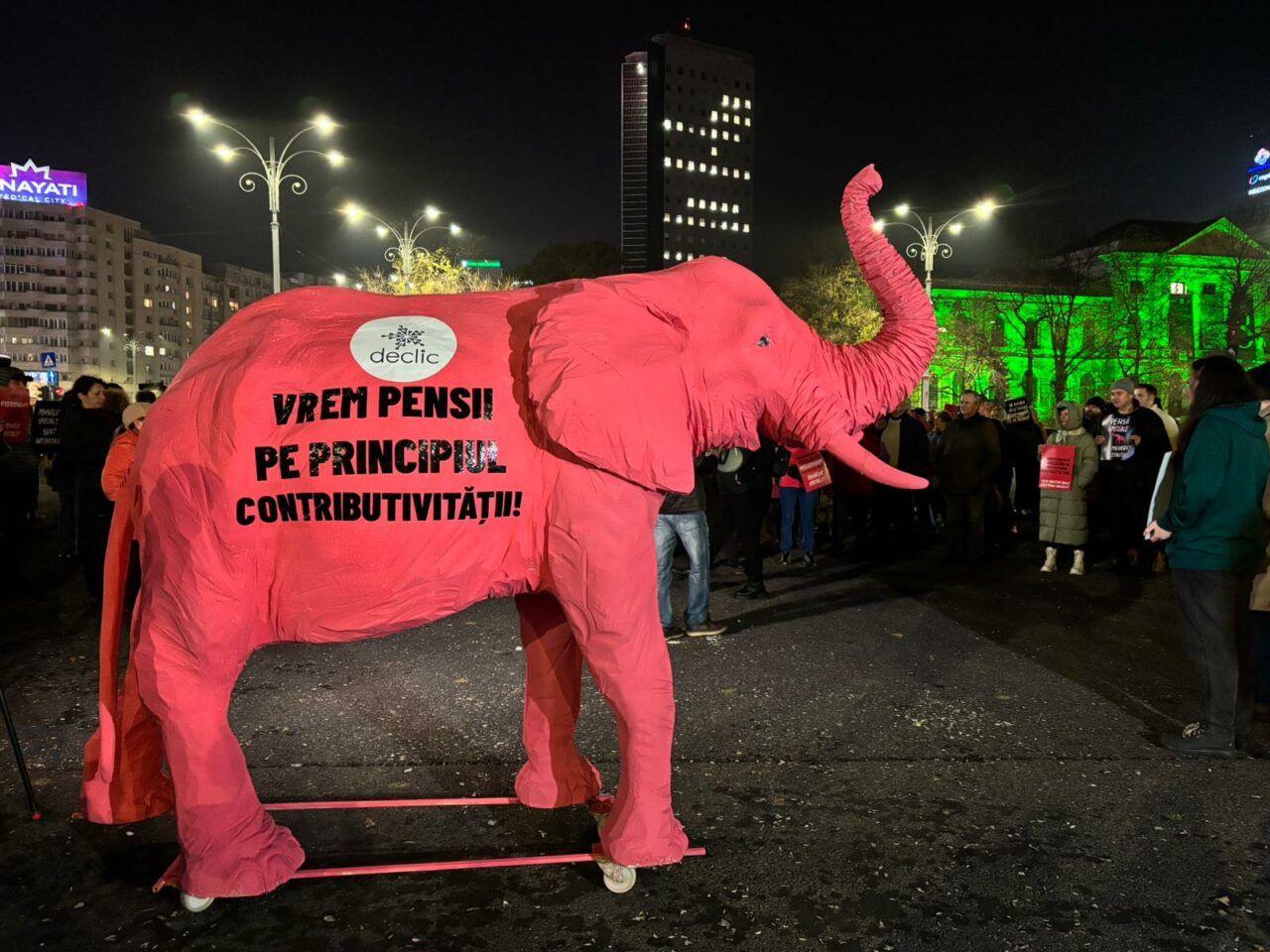 oamenii-striga-in-piata-victoriei-impotriva-pensiilor-speciale:-ei-cu-speciala,-noi-cu-cheltuaiala