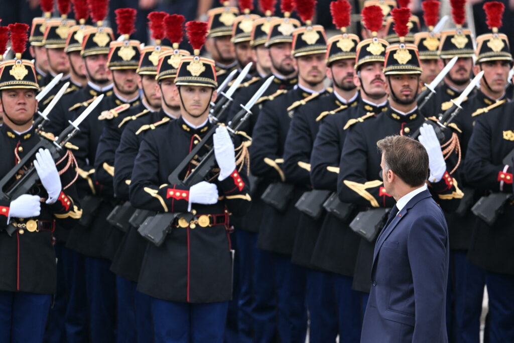 macron-ar-urma-sa-introduca-serviciul-militar-voluntar-in-franta,-pe-fondul-amenintarii-rusiei