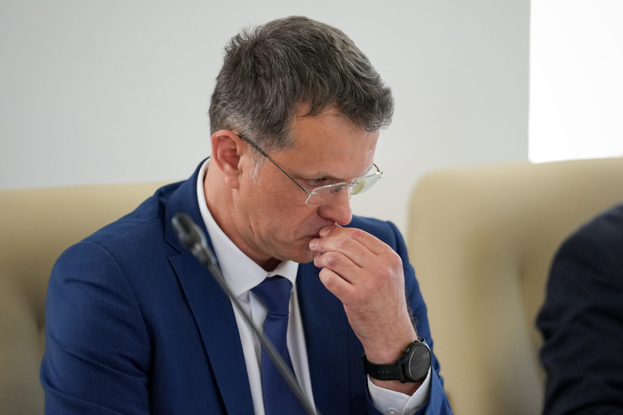 ministrul-apararii,-ionut-mosteanu,-recunoaste-ca-a-fost-sef-la-un-club-de-biliard-din-regie