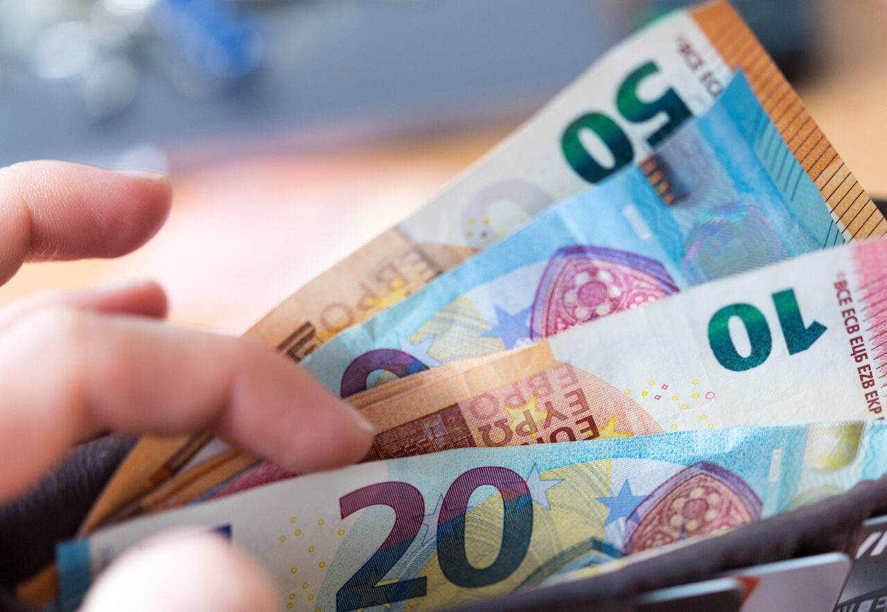 euro,-aproape-de-un-nou-record-dupa-alegeri.-bnr-a-facut-anuntul-astazi:-leului-ii-slabeste-puterea