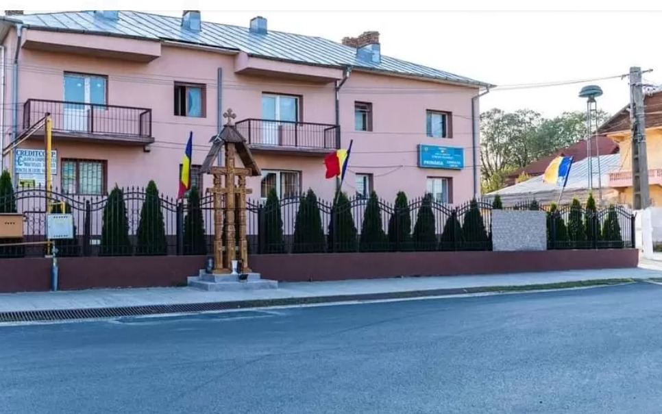 perchezitii-la-o-primarie-din-dambovita-si-la-doua-locuinte.-un-casier-ar-fi-incasat-timp-de-un-an-bani-de-la-mai-multi-beneficiari