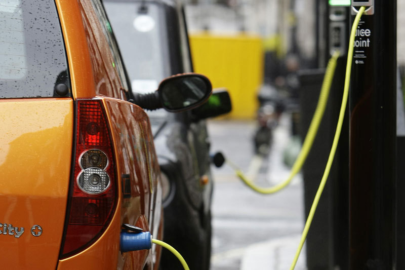 impozitul-auto-in-2026-pentru-masinile-hibrid.-cat-o-sa-platesti-in-functie-de-capacitatea-cilindrica
