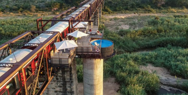 vagoanele-vechi-de-tren,-experienta-inedita-de-cazare.-turistii-pot-dormi-in-mijlocul-pustiului-sau-pe-un-pod-suspendat