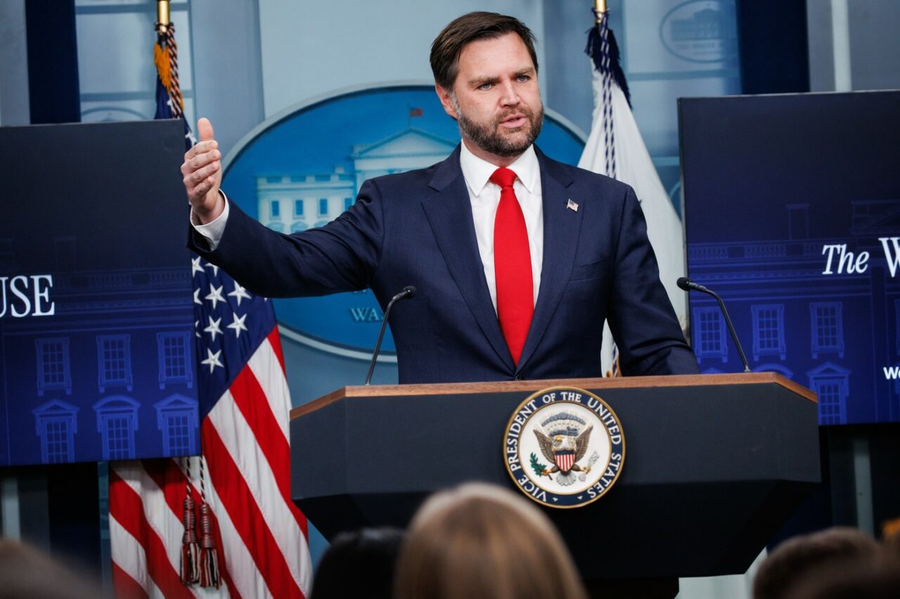 jd-vance-reactioneaza-dupa-zvonurile-privind-destramarea-casniciei.-cum-a-aparut-in-public-sotia,-usha