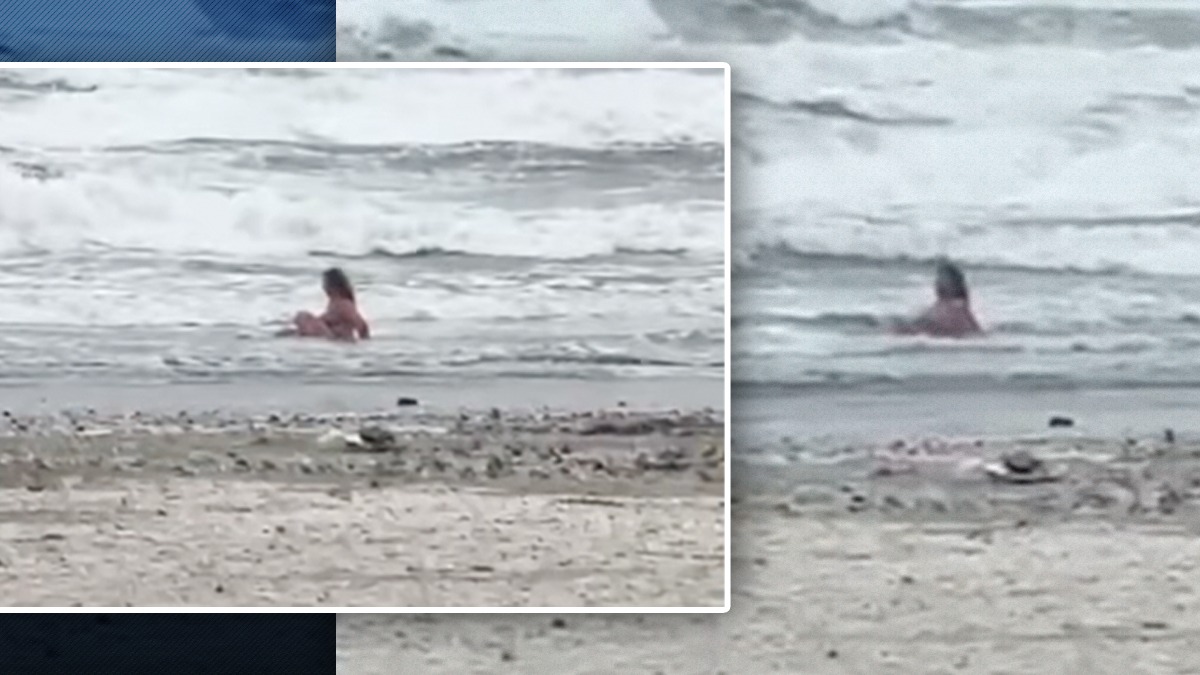imagini-surprinzatoare-de-la-mamaia.-o-femeie-face-baie-in-mare-si-sta-la-plaja,-chiar-daca-afara-sunt-8-grade