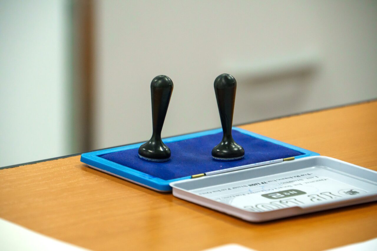 un-membru-aur-al-sectiei-de-votare-din-buzau-a-lovit-cu-masina-un-jurnalist