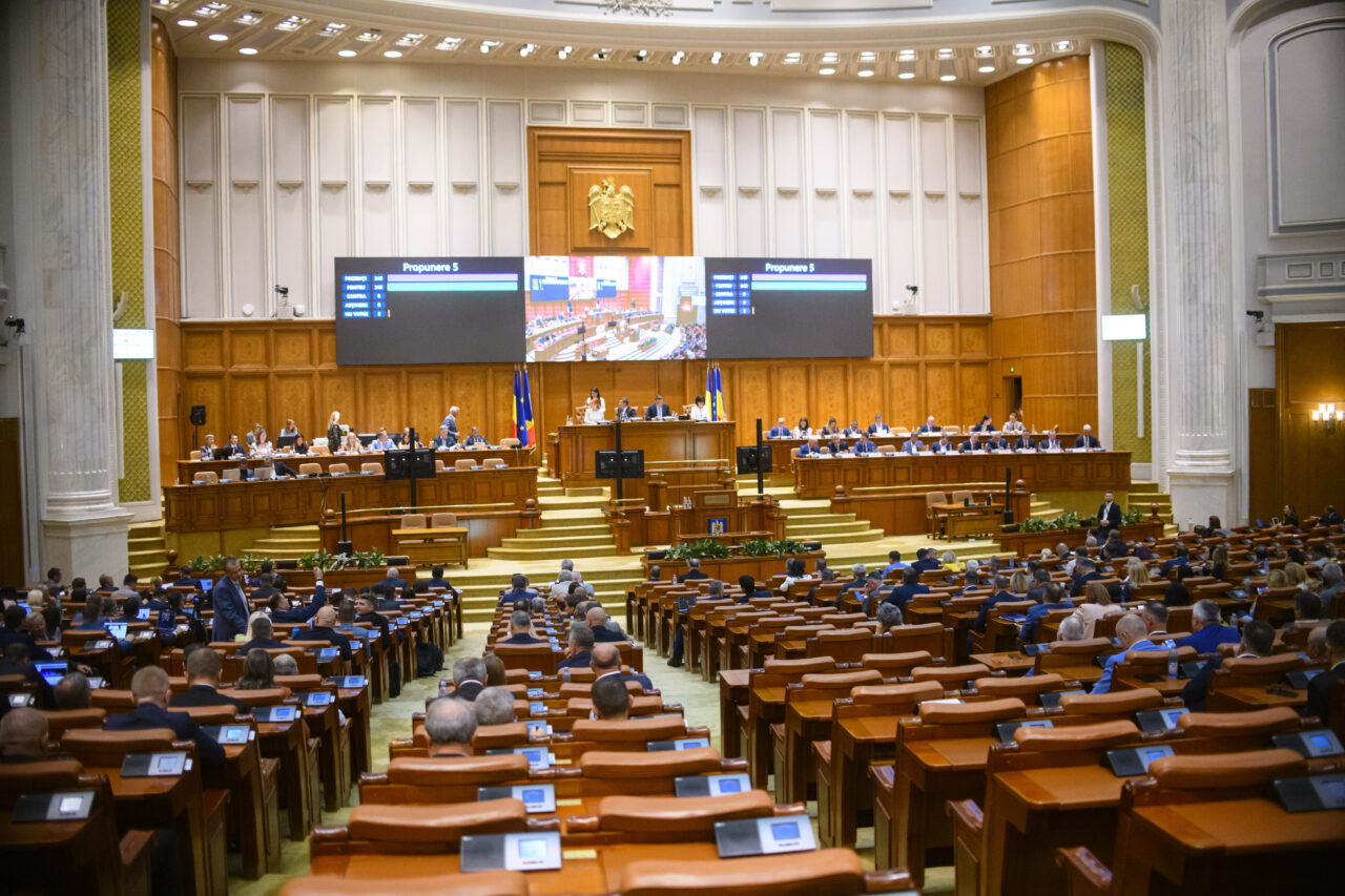 parlamentul-dezbate-luni-motiunea-de-cenzura-a-opozitiei-impotriva-guvernului-bolojan:-romania-nu-este-de-vanzare-–-fara-progresisti-la-guvernare