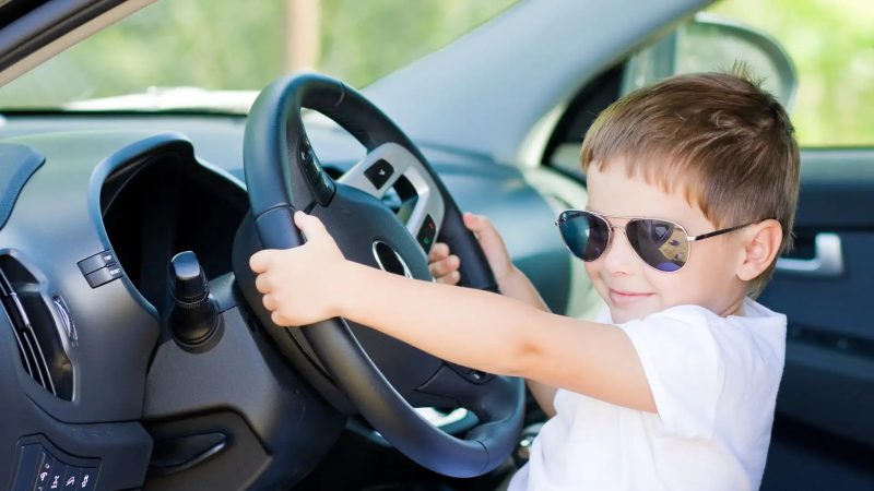 copiii-in-masina:-scaune-auto,-centuri-si-varstele-la-care-poti-lasa-copilul-in-fata