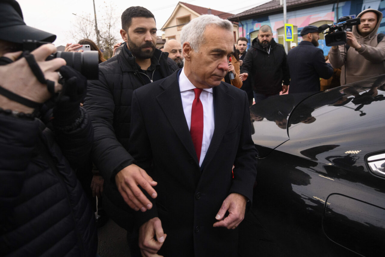 la-iesirea-de-la-judecatoria-sector-1,-calin-georgescu-se-declara-increzator-in-puterea-legii:-„nu-am-si-nu-voi-avea-decat-o-singura-apararea:-legea.”