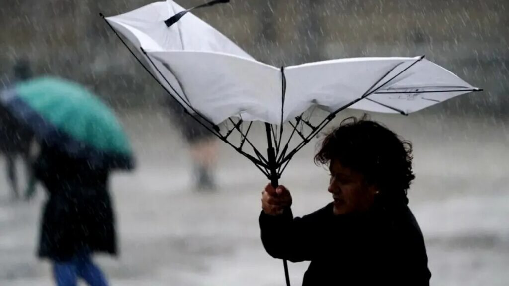 atentionare-de-calatorie-in-irlanda:-este-cod-rosu-de-vant-puternic