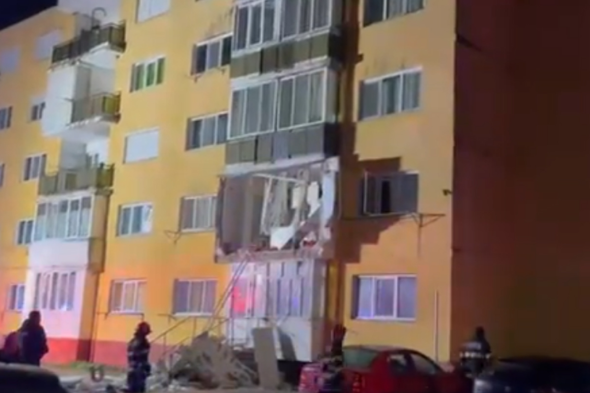 explozie-puternica-intr-un-bloc-din-bihor-un-balcon-s-a-prabusit-in-urma-deflagratiei-o-femeie,-grav-ranita.-30-de-locatari-evacuati