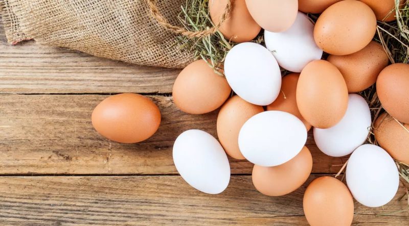 diferenta-dintre-ouale-albe-si-maro.-care-ar-avea-mai-multi-nutrienti