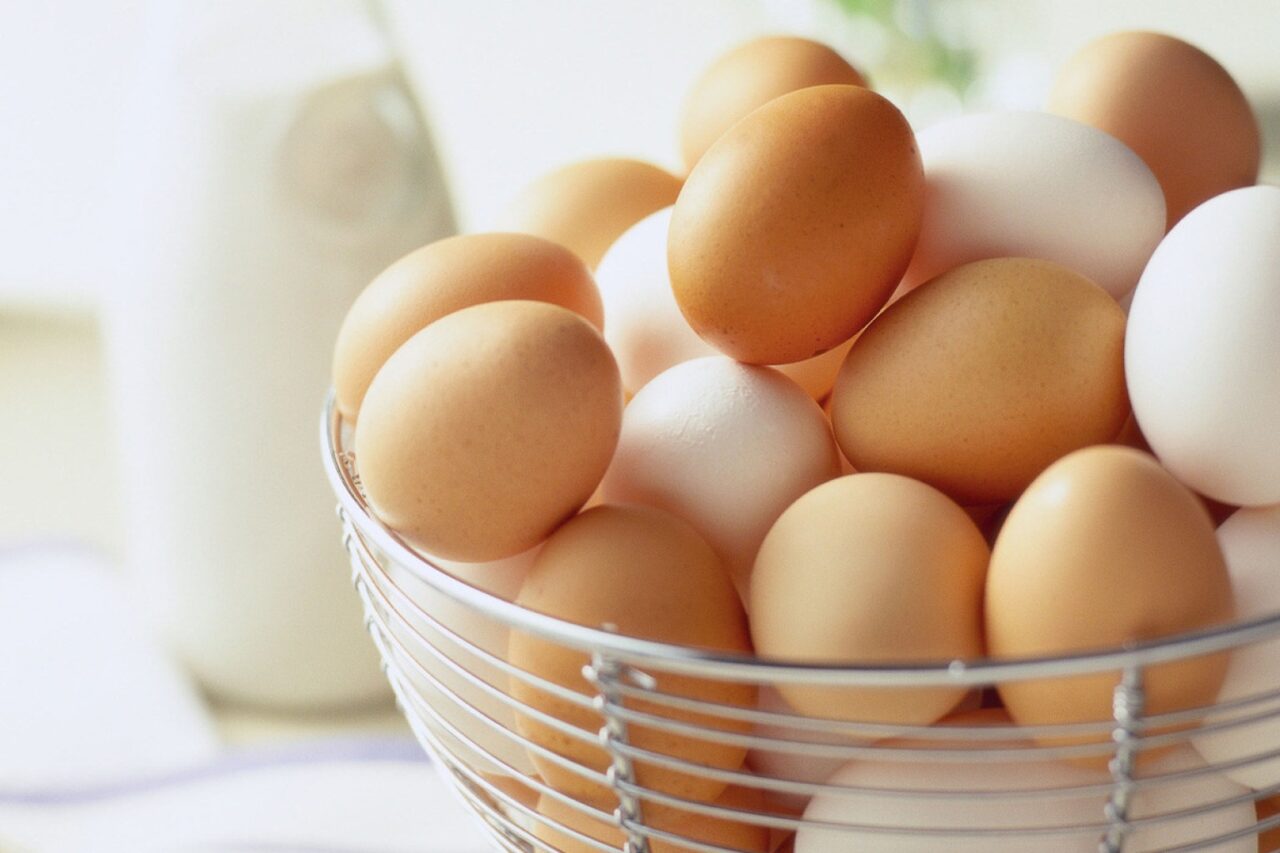 care-este-diferenta-dintre-ouale-albe-si-cele-maro.-care-ar-avea-mai-multi-nutrienti