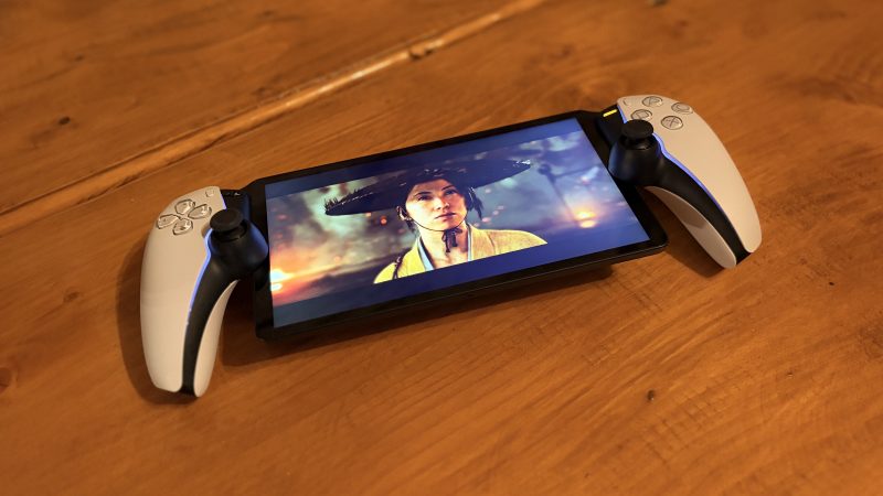 experienta-playstation-portal-–-probabil-cea-mai-puternica-consola-de-gaming-portabila-de-care-nu-stiai-ca-ai-nevoie,-pentru-ca-are-un-ps5-in-spate-si-nu-numai