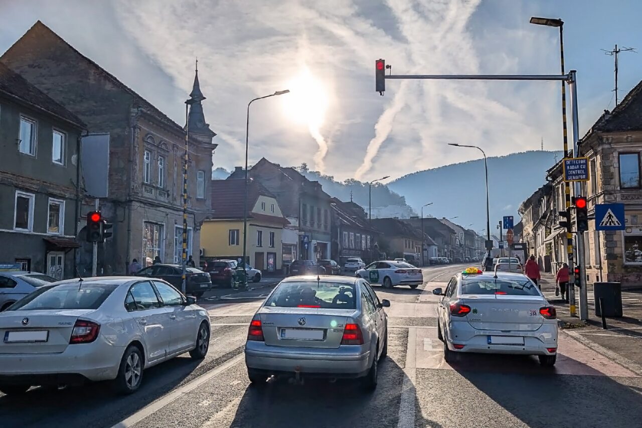 zeci-de-soferi-nedumeriti-din-cauza-semafoarelor-inteligente-din-brasov:-cum-functioneaza-acest-radar?