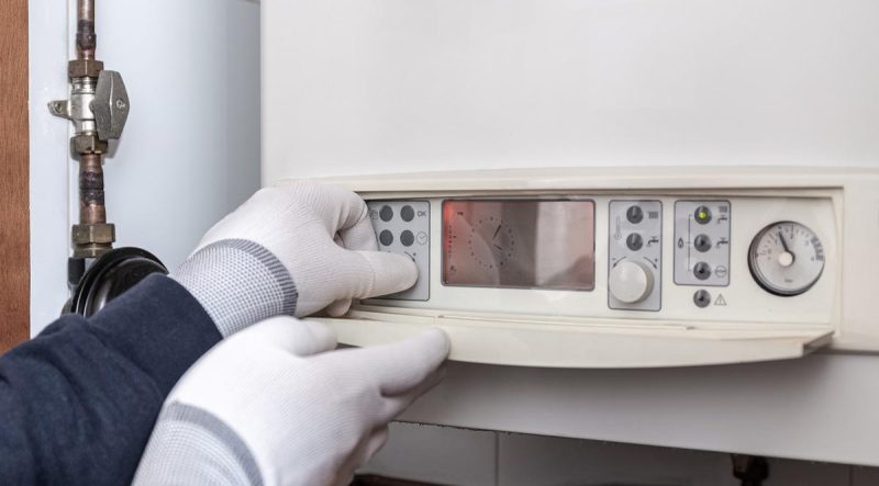 cele-mai-frecvente-motive-pentru-care-centrala-nu-mai-incalzeste-apa-in-sezonul-rece.-ce-verifici-inainte-sa-suni-instalatorul