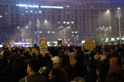protestele-pentru-independenta-justitiei-continua-pentru-a-patra-zi-aproximativ-1.000-de-oameni,-in-piata-victoriei