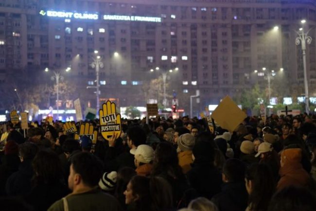 protestele-pentru-independenta-justitiei-continua-pentru-a-patra-zi-aproximativ-1.000-de-oameni,-in-piata-victoriei