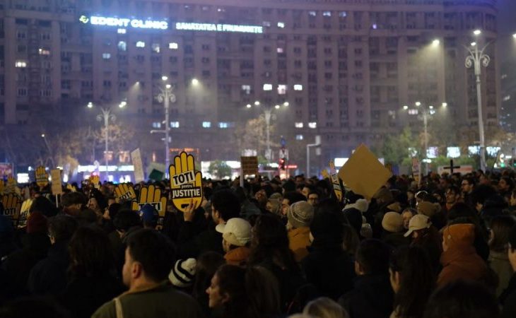 protestele-pentru-independenta-justitiei-continua-pentru-a-patra-zi-aproximativ-1.000-de-oameni,-in-piata-victoriei