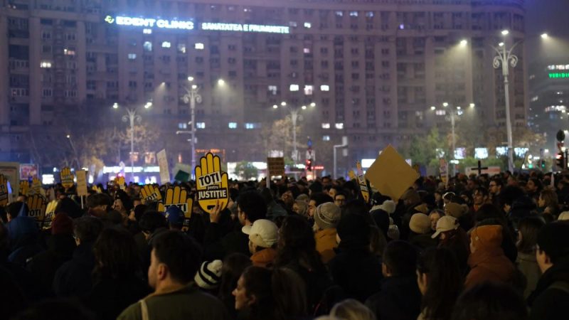 protestele-pentru-independenta-justitiei-continua-pentru-a-patra-zi-aproximativ-1.000-de-oameni,-in-piata-victoriei