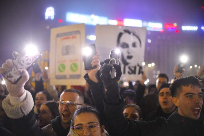protestele-spontane-organizate-de-#rezist-continua-si-azi