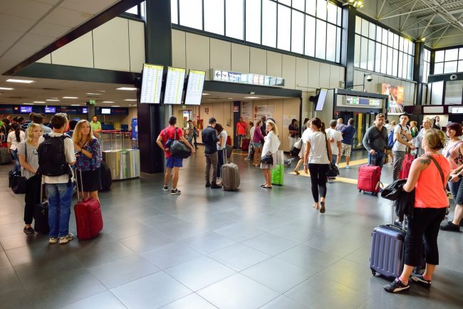 ce-a-facut-un-angajat-de-la-curatenie-pe-aeroportul-fiumicino-din-roma,-dupa-ce-a-gasit-o-geanta-cu-10000-de-euro.-nu-vazusem-in-viata-mea-atatia-bani