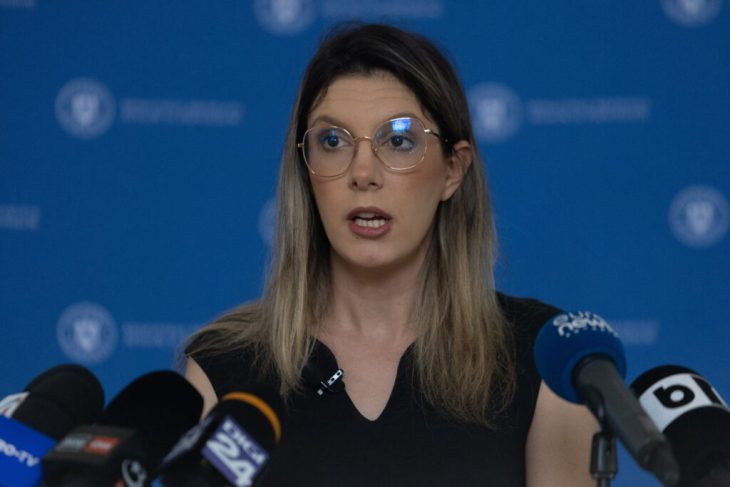 motiunea-aur-impotriva-ministrei-mediului.-diana-buzoianu:-motiunea-nu-e-despre-apa,-e-despre-setea-de-spectacol