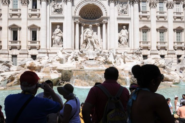 taxa-fontana-di-trevi-2026-din-ianuarie,-turistii-vor-plati-pentru-a-vedea-fantana-din-roma.-de-unde-se-pot-lua-biletele
