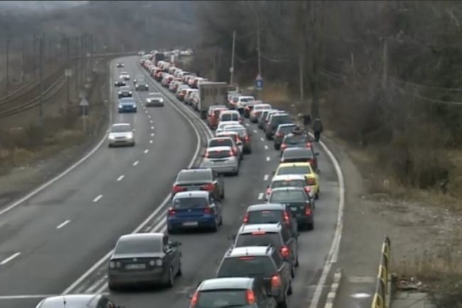 circulatie-inchisa-pe-valea-prahovei,-dupa-o-alunecare-de-teren