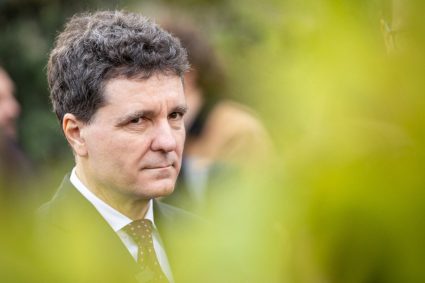 nicusor-dan,-desfiintat-total-dupa-decizia-de-a-trimite-legea-novak-la-ccr:-e-anti-roman!