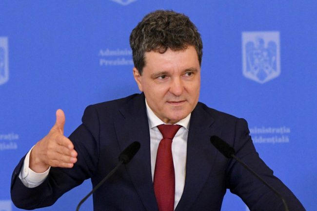nicusor-dan-a-trimis-legea-la-ccr.-decizia-presedintelui-romaniei-poate-schimba-definitiv-fotbalul-si-sportul-din-tara-noastra