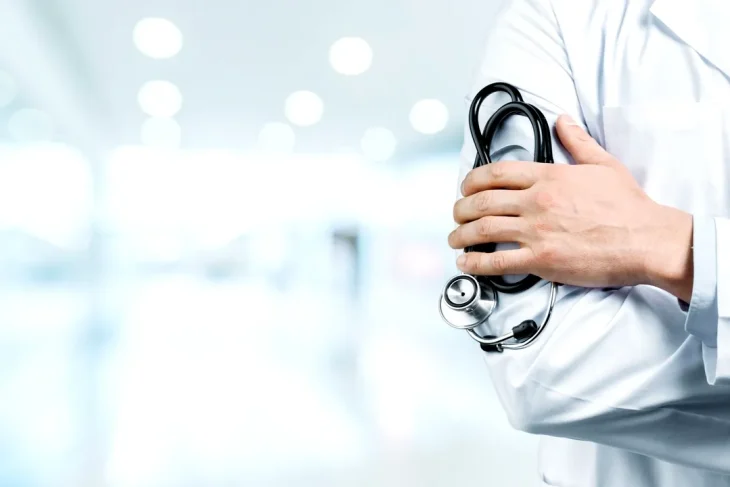 usr-vrea-sa-inchida-gura-medicilor-care-nu-respecta-narativul-oficial:-proiect-de-lege-pentru-sanctiuni-de-fake-news