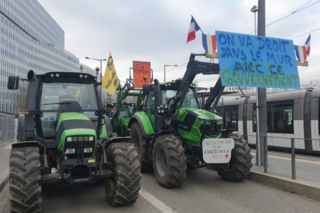 fermierii-francezi-protesteaza-la-strasbourg-au-adus-zeci-de-utilaje-agricole-in-fata-parlamentului-european.-care-sunt-mesajele-si-nemultumirile