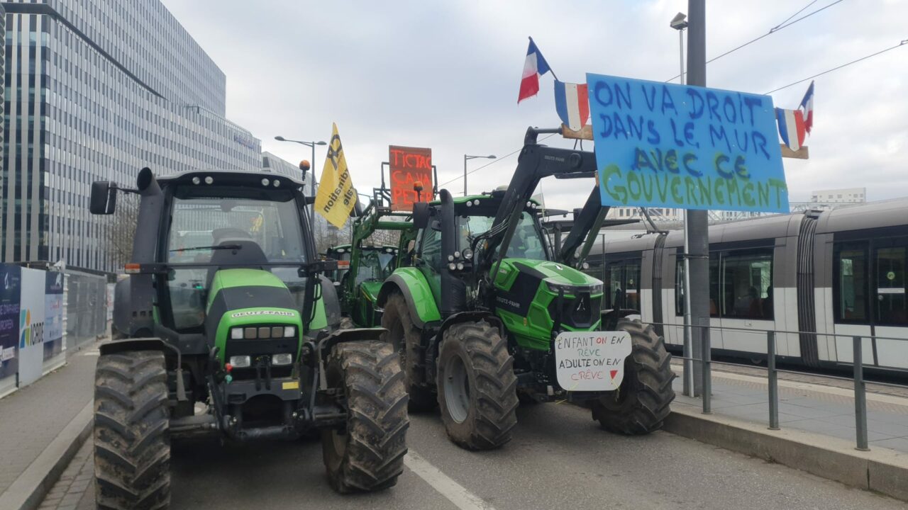 fermierii-francezi-protesteaza-la-strasbourg-au-adus-zeci-de-utilaje-agricole-in-fata-parlamentului-european.-care-sunt-mesajele-si-nemultumirile